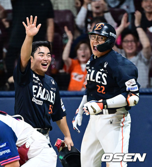 [OSEN=고척, 최규한 기자] 5일 서울 고척스카이돔에서 ‘2025 신한 SOL Bank KBO리그’ 키움 히어로즈와 한화 이글스의 경기가 열렸다.홈팀 키움은 라클란 웰스, 방문팀 한화는 류현진을 선발로 내세웠다.8회초 2사 1루 상황 한화 채은성이 역전 좌월 투런포를 날리고 홈을 밟은 뒤 문현빈과 기뻐하고 있다. 2025.07.05 / dreamer@osen.co.kr