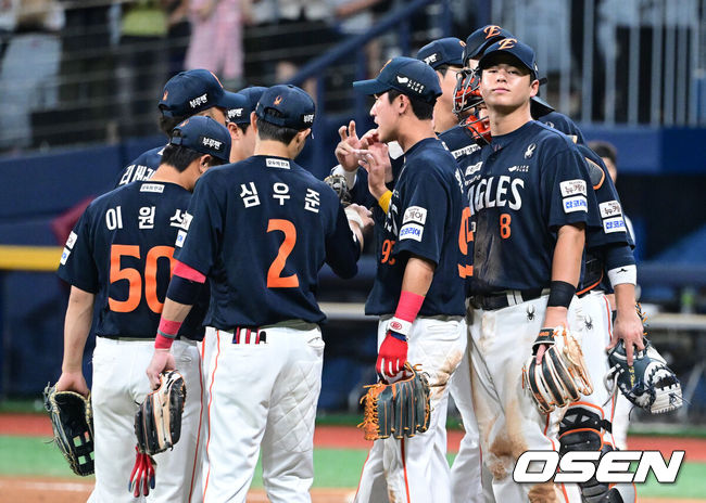 [OSEN=고척, 최규한 기자] 프로야구 한화 이글스가 치열한 혈투 끝에 2연승을 질주했다.한화는 5일 서울 고척스카이돔에서 열린 ‘2025 신한은행 SOL Bank KBO리그’ 키움 히어로즈와의 경기에서 6-4로 승리했다. 이날 승리로 2연승을 달린 한화는 주말 3연전 위닝시리즈를 확보했다.경기를 마치고 승리한 한화 선수들이 마운드에서 하이파이브를 나누고 있다. 2025.07.05 / dreamer@osen.co.kr