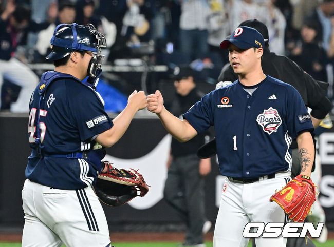 [OSEN=대전, 김성락 기자] 프로야구 한화 이글스의 연승 행진이 ’12’에서 끝났다. KBO리그 최초 홈·원정 15경기 연속 매진으로 흥갱 기록을 세운 날 12연승이 끝났다. 9회말 2사 후 상대의 파울플라이 포구 실책 이후 최인호의 극적인 동점 투런 홈런이 터졌지만 연장 11회초 결승점을 낸 두산 베어스가 가까스로 이겼다.두산은 13일 대전 한화생명볼파크에서 열린 2025 신한 SOL Bank KBO리그 한화와의 원정경기를 연장 11회 접전 끝에 4-3으로 승리했다. 승리가 확정된 순간 두산 박치국, 김기연이 기쁨을 나누고 있다. 2025.05.13 / ksl0919@osen.co.kr