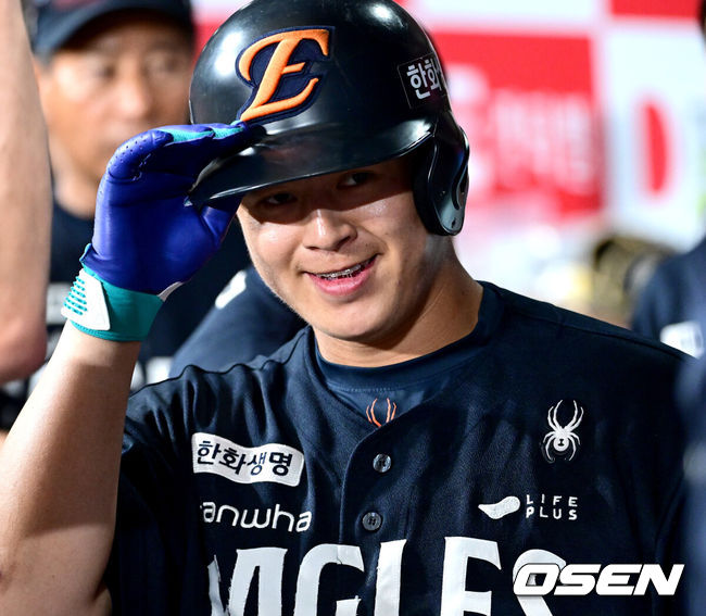 [OSEN=고척, 최규한 기자] 6일 서울 고척스카이돔에서 ‘2025 신한 SOL Bank KBO리그’ 키움 히어로즈와 한화 이글스의 경기가 열렸다.홈팀 키움은 박주성, 방문팀 한화는 라이언 와이스를 선발로 내세웠다.7회초 2사 주자없는 상황 한화 노시환이 달아나는 좌월 솔로포를 날리고 홈을 밟은 뒤 더그아웃 동료들과 인사를 나누고 있다. 2025.07.06 / dreamer@osen.co.kr