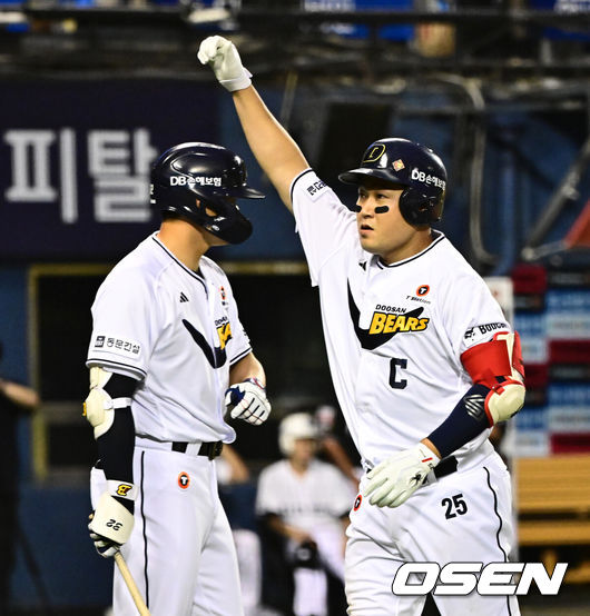 [OSEN=잠실, 지형준 기자] 6일 오후 서울 잠실구장에서 ‘2025 신한 SOL Bank KBO리그’ 두산 베어스와 KT 위즈의 경기가 열렸다.두산은 최승용, KT는 엔마누엘 데 헤이수스를 선발로 내세웠다.두산은 이날 2024시즌을 끝으로 은퇴를 선언한 김재호의 은퇴식을 개최한다. 은퇴식 테마는 ‘베어스 올타임 No.1 유격수 김재호’이다. 김재호는 은퇴선수 특별 엔트리를 통해 1군 엔트리에도 이름을 올렸다.6회말 무사에서 두산 양의지가 솔로포를 날리며 기뻐하고 있다. 2025.07.05 /jpnews@osen.co.kr