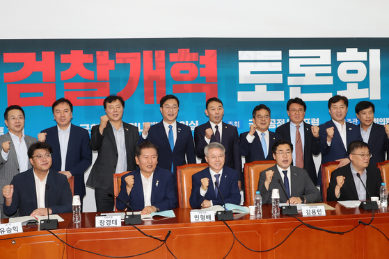 2일 서울 여의도 국회에서 열린 더불어민주당 검찰개혁토론회에서 당대표 후보인 정청래·박찬대 의원과 토론회 주최자인 민형배, 김용민, 장경태 의원 등 참석자들이 기념촬영 하고 있다. 연합뉴스