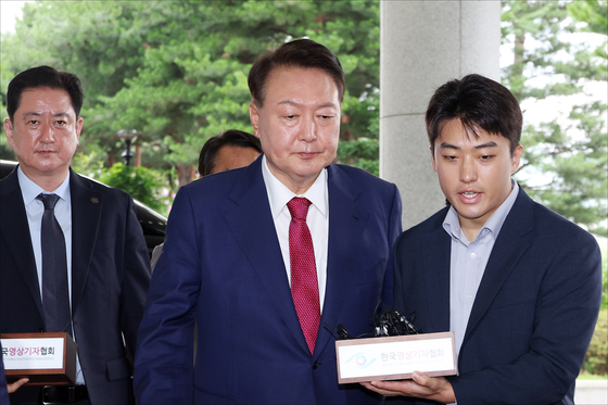 윤석열 전 대통령이 5일 내란 특검의 2차 조사를 받기 위해 조은석 특별검사팀 사무실이 있는 서울 서초구 서울고검에 출석하고 있다. 연합뉴스