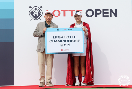 박혜준(오른쪽)이 6일 열린 KLPGA 투어 롯데 오픈에서 우승하고 신동빈 롯데그룹 회장과 기념사진을 찍고 있다. 올해로 15회째를 맞는 롯데 오픈에서 신 회장이 시상자로 나선 적은 이번이 처음이다. 사진 KLPGA