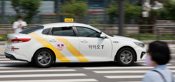 지난 5월 서울 중구 서울역 택시 승강장 인근에서 운행하는 카카오 택시. 뉴스1