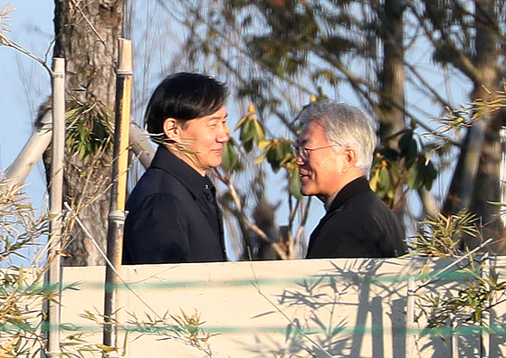 조국 전 조국혁신당 대표가 2024년 2월 12일 오후 경남 양산시 하북면 평산마을 문재인 전 대통령 사저를 방문해 문 전 대통령을 예방하고 있다. 뉴스1