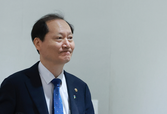 이완규 법제처장이 지난달 24일 서울 용산에서 열린 국무회의에 참석하고 있다. 연합뉴스