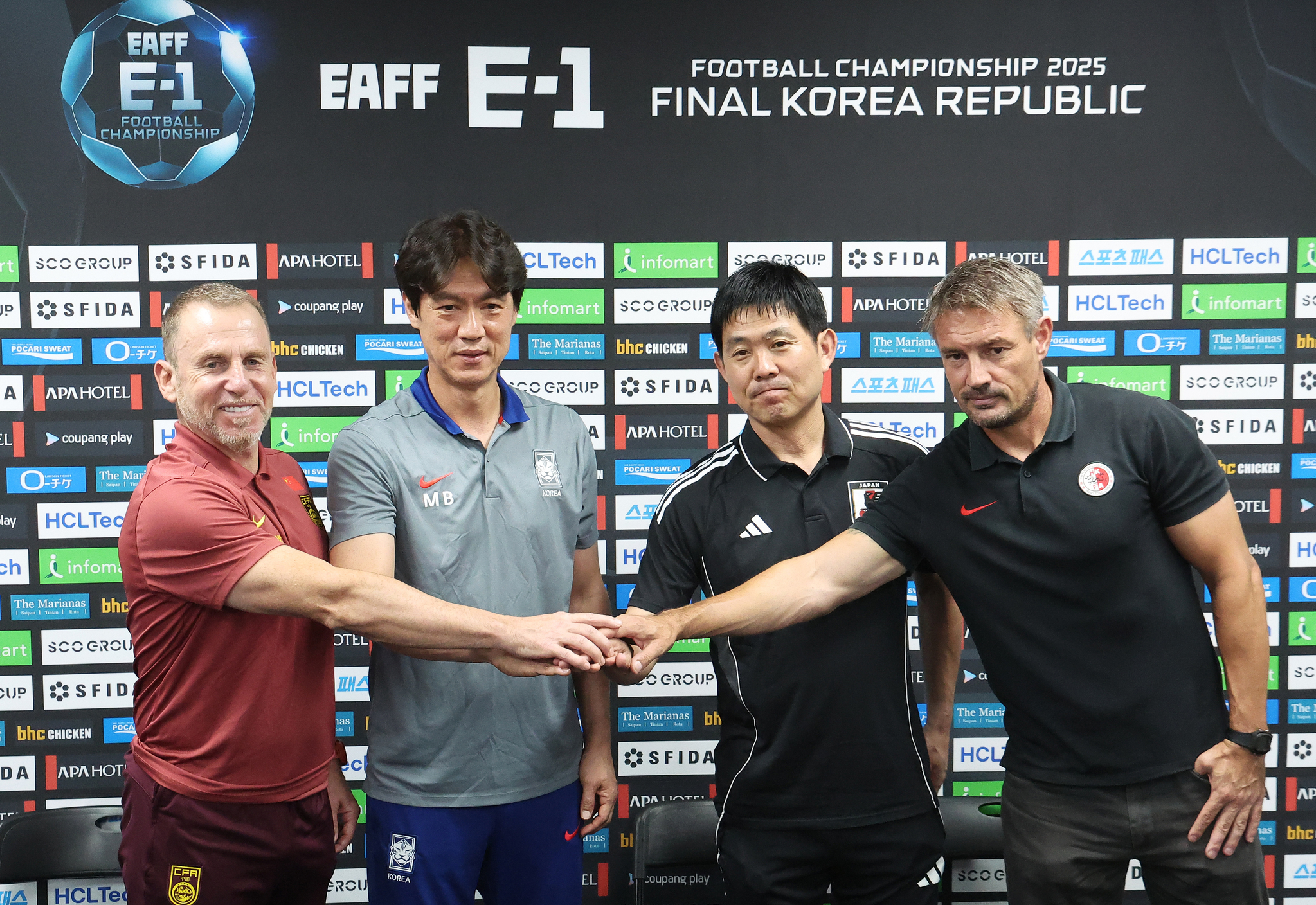 6일 경기도 용인미르스타디움에서 열린 동아시안컵 기자회견에서 참가국 감독들이 포즈를 취하고 있다. 왼쪽부터 데얀 주르예비치 중국 감독, 홍명보 한국 감독, 모리야스 하지메 일본 감독, 애슐리 웨스트우드 홍콩 감독. [연합뉴스]