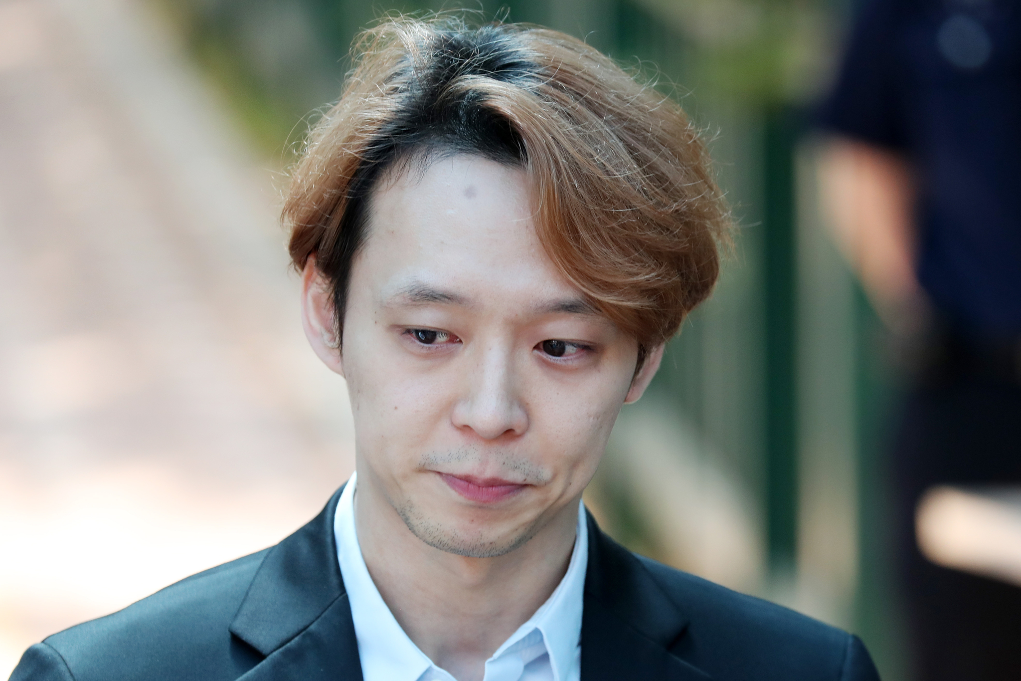 마약 투약혐의로 구속기소된 가수 겸 배우 박유천씨가 지난 2019년 7월 2일 오전 경기 수원시 팔달구 수원구치소를 나서고 있다. 뉴스1