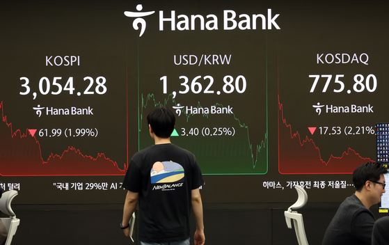지난 4일 서울 중구 하나은행 딜링룸에 코스피와 코스닥 지수 종가가 표시돼 있다. 코스피는 6월 20일 3021.84로 장을 마감한 뒤 계속 3000대를 기록 중이다. 뉴스1