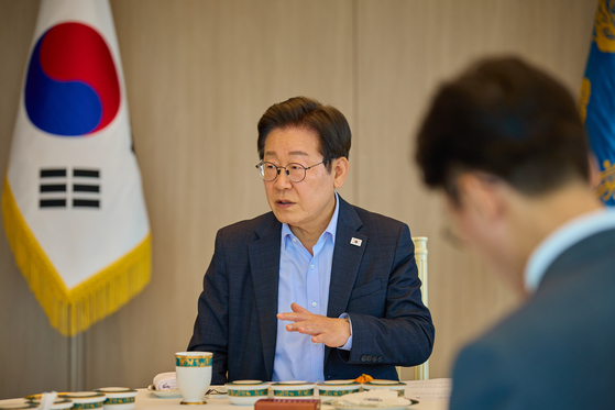 이재명 대통령이 7일 서울 용산 대통령실 청사에서 김민석 국무총리와 주례 보고 회동을 하고 있다. 연합뉴스