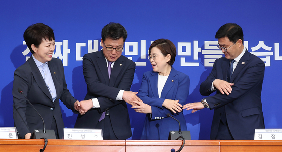 여야 정책위의장과 정책위수석부의장이 7일 오전 국회에서 열린 여야 정책위의장 상견례에서 손을 맞잡고 기념촬영을 하고 있다. 왼쪽부터 국민의힘 김은혜 원내정책수석부대표 겸 정책위 수석부의장, 진성준 더불어민주당 정책위의장, 김정재 국민의힘 정책위의장, 이정문 더불어민주당 정책위 수석부의장. 임현동 기자