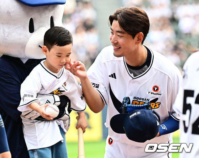 [OSEN=잠실, 지형준 기자] 6일 오후 서울 잠실구장에서 ‘2025 신한 SOL Bank KBO리그’ 두산 베어스와 KT 위즈의 경기가 열렸다.두산은 최승용, KT는 엔마누엘 데 헤이수스를 선발로 내세웠다.두산은 이날 2024시즌을 끝으로 은퇴를 선언한 김재호의 은퇴식을 개최한다. 은퇴식 테마는 ‘베어스 올타임 No.1 유격수 김재호’이다. 김재호는 은퇴선수 특별 엔트리를 통해 1군 엔트리에도 이름을 올렸다.김재호가 막내 아들과 시구, 시타를 마치고 있다. 2025.07.05 /jpnews@osen.co.kr