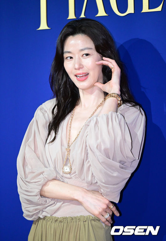 [OSEN=최규한 기자] 30일 오후 서울 한남동의 한 매장에서 시계브랜드의 주얼리 시계 론칭 포토콜 행사가 열렸다.이날 행사에는 전지현, 박규영, 김소현, 모델 아이린이 참석해 자리를 빛냈다.배우 전지현이 행사에 참석해 포즈를 취하고 있다. / dreamer@osen.co.kr