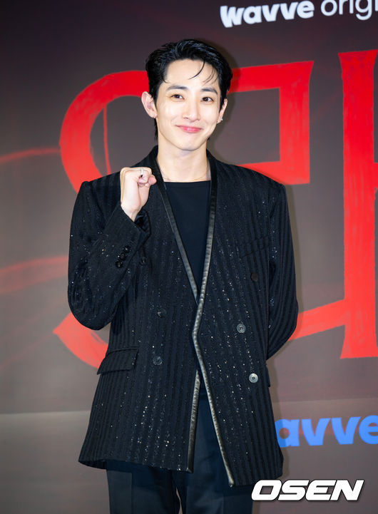 [OSEN=김성락 기자] 7일 오후 서울 용산구 한강대로 CGV 용산아이파크몰에서 영화 웨이브 오리지널 ‘S라인’ 언론시사회 및 제작발표회가 열렸다. 드라마 ‘S라인’은 성적 관계를 맺은 사람들 사이에 연결된 붉은 선, 일명 S라인이 보이기 시작하면서 감춰졌던 진실과 금지된 욕망이 드러나는 판타지 스릴러다.배우 이수혁이 포토타임을 갖고 있다. 2025.07.07 / ksl0919@osen.co.kr