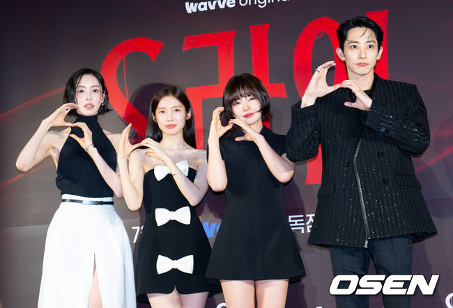 [OSEN=김성락 기자] 7일 오후 서울 용산구 한강대로 CGV 용산아이파크몰에서 영화 웨이브 오리지널 ‘S라인’ 언론시사회 및 제작발표회가 열렸다. 드라마 ‘S라인’은 성적 관계를 맺은 사람들 사이에 연결된 붉은 선, 일명 S라인이 보이기 시작하면서 감춰졌던 진실과 금지된 욕망이 드러나는 판타지 스릴러다.배우 이다희, 아린, 이은샘, 이수혁이 포토타임을 갖고 있다. 2025.07.07 / ksl0919@osen.co.kr