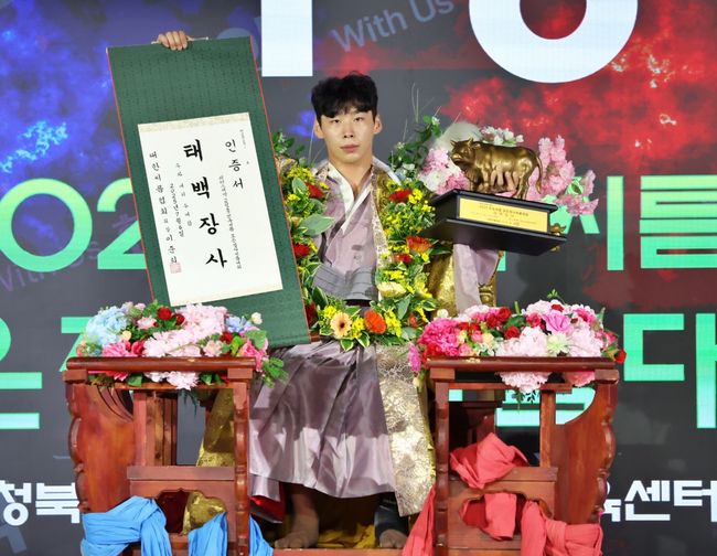 허선행은 6일 충북 보은군 보은국민체육센터에서 열린 '위더스제약 2025 민속씨름 보은장사씨름대회' 태백장사(80kg 이하) 결정전(5전 3선승제)에서 같은 팀 동료인 문준석(수원특례시청)을 3-1로 물리치고 우승했다. / 대한씨름협회