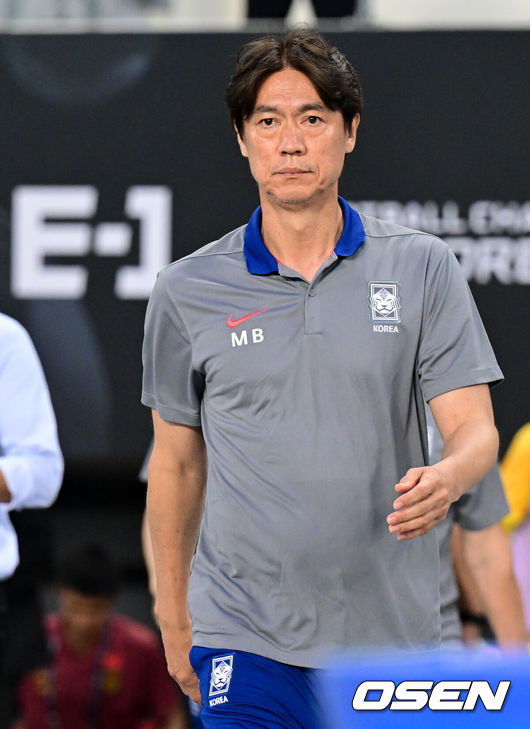 [OSEN=용인, 조은정 기자]7일 경기 용인시 용인 미르 스타디움에서 2025 동아시아 축구연맹(EAFF) E-1 챔피언십(동아시안컵) 대한민국 남자 축구 대표팀과 중국의 개막전이 열렸다.한국은 중국과 첫 경기를 시작으로 11일 홍콩, 15일 일본과 격돌한다. 경기는 모두 용인에서 치러지며 3경기 성적에 따라 그대로 최종 순위가 결정된다.한국 홍명보 감독이 그라운드에 들어서고 있다. 2025.07.07 /cej@osen.co.kr