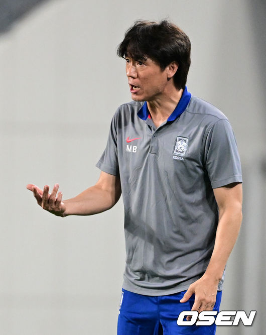 [OSEN=용인, 조은정 기자]7일 경기 용인시 용인 미르 스타디움에서 2025 동아시아 축구연맹(EAFF) E-1 챔피언십(동아시안컵) 대한민국 남자 축구 대표팀과 중국의 개막전이 열렸다.한국은 중국과 첫 경기를 시작으로 11일 홍콩, 15일 일본과 격돌한다. 경기는 모두 용인에서 치러지며 3경기 성적에 따라 그대로 최종 순위가 결정된다.후반 한국 홍명보 감독이 작전을 지시하고 있다. 2025.07.07 /cej@osen.co.kr