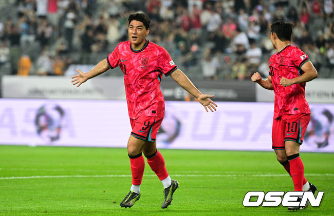 [OSEN=용인, 조은정 기자]7일 경기 용인시 용인 미르 스타디움에서 2025 동아시아 축구연맹(EAFF) E-1 챔피언십(동아시안컵) 대한민국 남자 축구 대표팀과 중국의 개막전이 열렸다.한국은 중국과 첫 경기를 시작으로 11일 홍콩, 15일 일본과 격돌한다. 경기는 모두 용인에서 치러지며 3경기 성적에 따라 그대로 최종 순위가 결정된다.전반 한국 주민규가 팀의 두 번째 골을 넣은 뒤 기뻐하고 있다. 2025.07.07 /cej@osen.co.kr