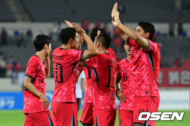 [OSEN=용인, 조은정 기자]7일 경기 용인시 용인 미르 스타디움에서 2025 동아시아 축구연맹(EAFF) E-1 챔피언십(동아시안컵) 대한민국 남자 축구 대표팀과 중국의 개막전이 열렸다.한국은 중국과 첫 경기를 시작으로 11일 홍콩, 15일 일본과 격돌한다. 경기는 모두 용인에서 치러지며 3경기 성적에 따라 그대로 최종 순위가 결정된다.전반 한국 이동경이 선제골을 넣은 뒤 대표팀과 기뻐하고 있다. 2025.07.07 /cej@osen.co.kr