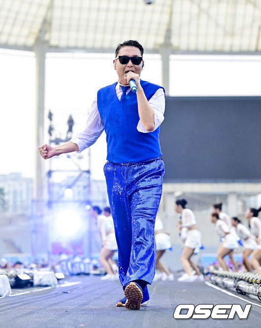 [OSEN=인천, 박준형 기자] 28일 인천 아시아드 주경기장에서 ‘싸이흠뻑쇼 SUMMERSWAG2025(썸머스웨그2025)’ 첫 공연이 진행됐다.이날 첫 공연에는 지드래곤과 블랙핑크의 로제가 깜짝 등장해 관객들의 뜨거운 환호를 받았다. 로제에 이어 두 번째 게스트로 모습을 드러낸 지드래곤은 'PO￦ER'와 'HOME SWEET HOME'을 부르며 무대를 누볐다.싸이가 멋진 무대를 펼치고 있다.   2025.06.28 /soul1014@osen.co.kr
