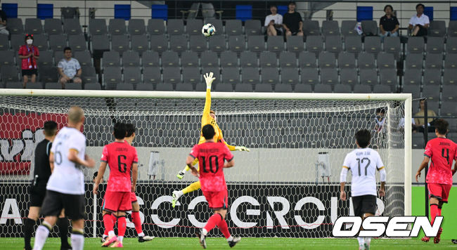 [OSEN=용인, 조은정 기자]7일 경기 용인시 용인 미르 스타디움에서 2025 동아시아 축구연맹(EAFF) E-1 챔피언십(동아시안컵) 대한민국 남자 축구 대표팀과 중국의 개막전이 열렸다.한국은 중국과 첫 경기를 시작으로 11일 홍콩, 15일 일본과 격돌한다. 경기는 모두 용인에서 치러지며 3경기 성적에 따라 그대로 최종 순위가 결정된다.전반 한국 조현우가 중국의 슛 시도에 손을 뻗고 있다. 2025.07.07 /cej@osen.co.kr