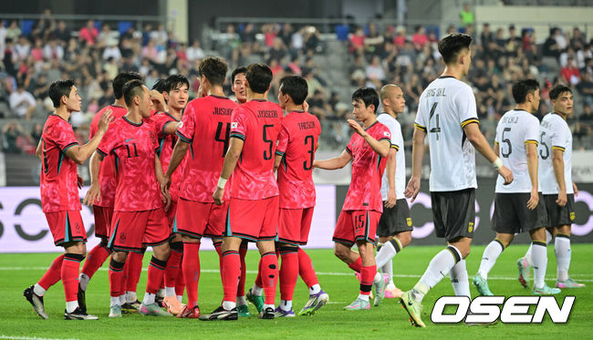 [OSEN=용인, 조은정 기자]7일 경기 용인시 용인 미르 스타디움에서 2025 동아시아 축구연맹(EAFF) E-1 챔피언십(동아시안컵) 대한민국 남자 축구 대표팀과 중국의 개막전이 열렸다.한국은 중국과 첫 경기를 시작으로 11일 홍콩, 15일 일본과 격돌한다. 경기는 모두 용인에서 치러지며 3경기 성적에 따라 그대로 최종 순위가 결정된다.후반 한국 김주성이 팀의 세 번째 골을 넣은 뒤 축하를 받고 있다. 2025.07.07 /cej@osen.co.kr
