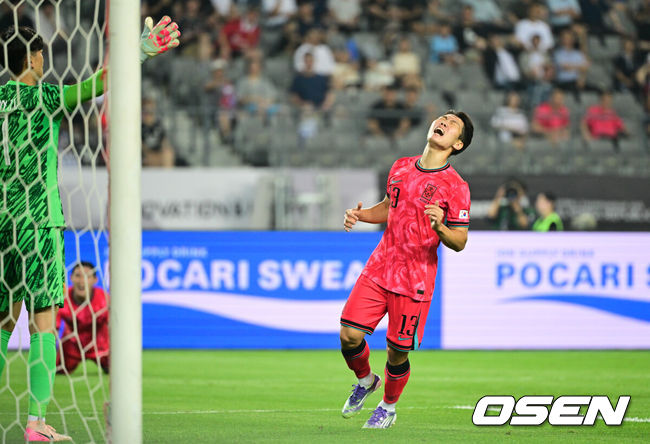 [OSEN=용인, 조은정 기자]7일 경기 용인시 용인 미르 스타디움에서 2025 동아시아 축구연맹(EAFF) E-1 챔피언십(동아시안컵) 대한민국 남자 축구 대표팀과 중국의 개막전이 열렸다.한국은 중국과 첫 경기를 시작으로 11일 홍콩, 15일 일본과 격돌한다. 경기는 모두 용인에서 치러지며 3경기 성적에 따라 그대로 최종 순위가 결정된다.후반 한국 강상윤이 슛이 들어가지 않자 아쉬워하고 있다. 2025.07.07 /cej@osen.co.kr