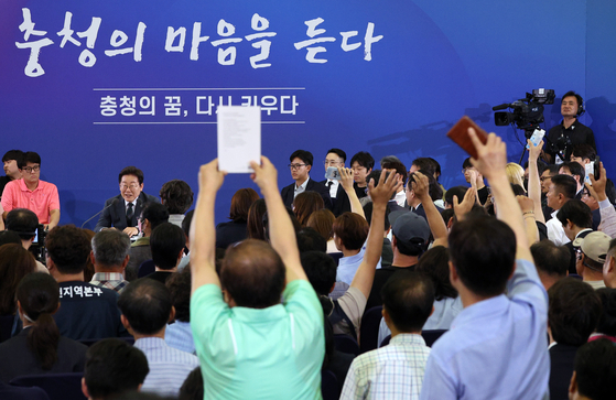 이재명 대통령이 지난4일 대전 유성구 대전컨벤션센터에서 열린 국민소통 행보, 충청의 마음을 듣다 ‘충청의 꿈 다시 키우다’에서 참석자들의 질문을 받고 있다. [대통령실사진기자단] 