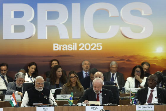 6일(현지시간) 브라질 리우데자네이루에서 열린 브릭스(BRICS) 정상회의에서 루이스 이나시우 룰라 다 실바(앞줄 가운데) 브라질 대통령의 발언을 나렌드라 모디(앞줄 왼쪽) 인도 총리, 시릴 라마포사(앞줄 오른쪽) 남아프리카공화국 대통령이 듣고 있다. EPA=연합뉴스