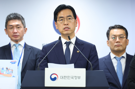 김민재 행정안전부장관 직무대행이 5일 정부서울청사 브리핑룸에서 민생회복 소비쿠폰 1차 지급계획을 발표하고 있다. 연합뉴스