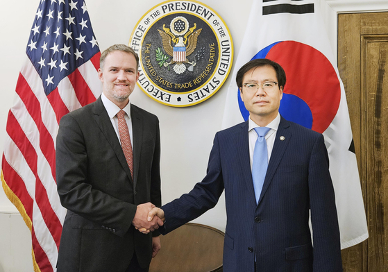 여한구 통상교섭본부장(오른쪽)과 제이미슨 그리어 미국무역대표부 대표가 지난 5일(현지시간) 기념촬영을 하고 있다.