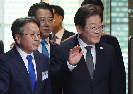이재명 대통령이 지난달 25일 광주광역시 국립아시아문화전당에서 열린 ‘광주시민·전남도민 타운홀미팅’을 위해 강기정 광주시장, 김영록 전남도지사 등과 입장하고 있다. [대통령실사진기자단]