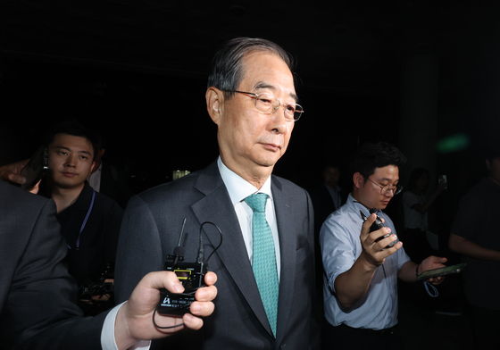 한덕수 전 국무총리가 지난 2일 서울 서초구 서울고검에서 내란특검 조사를 받은 뒤 청사를 떠나고 있다. 연합뉴스