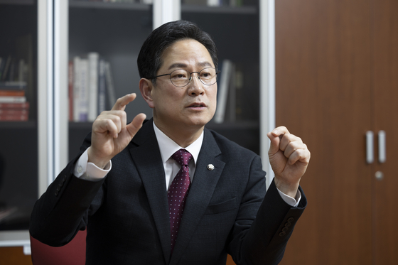 박수영 전 국민의힘 연금개혁특위 위원장이 3월 26일 오후 국회 의원회관 사무실에서 중앙일보와 인터뷰를 하고 있다. 임현동 기자
