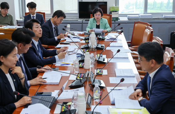 국회 과학기술정보방송통신위원회 정보통신방송법안심사소위원장인 김현 더불어민주당 간사가 2일 오후 서울 여의도 국회에서 국민의힘 불참 속 방송 3법 논의를 위해 제426회국회(임시회) 제2차 법안심사소위 회의를 주재하고 있다. 뉴스1