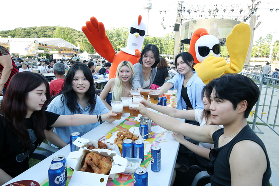 지난 2일 오후 대구 달서구 두류공원에서 열린 '2025 대구치맥페스티벌'을 찾은 시민들이 치킨과 맥주를 즐기고 있다. 뉴스1