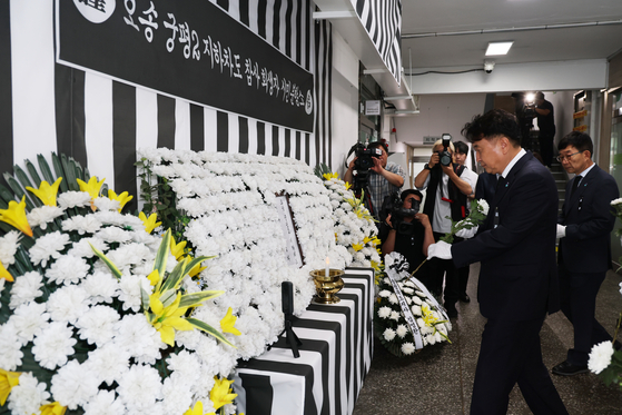 김영환 충북지사가 오송 지하차도 참사 2주기 추모 주간 첫날인 7일 충북 청주시청에 마련된 시민분향소를 찾아 헌화하고 있다. 사진 충북도 