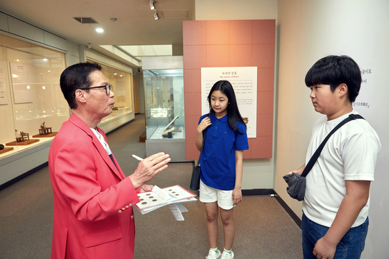 김봉수 해설사(맨 왼쪽)가 소중 학생기자단에게 유기의 개념과 '안성맞춤'이란 표현의 어원을 알려줬다. 