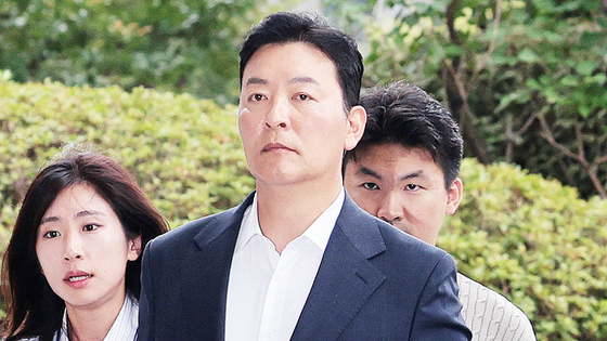 김성훈 전 대통령경호처 차장이 3일 내란특검 조사를 받기 위해 서초구 서울고검으로 들어서고 있다. 연합뉴스