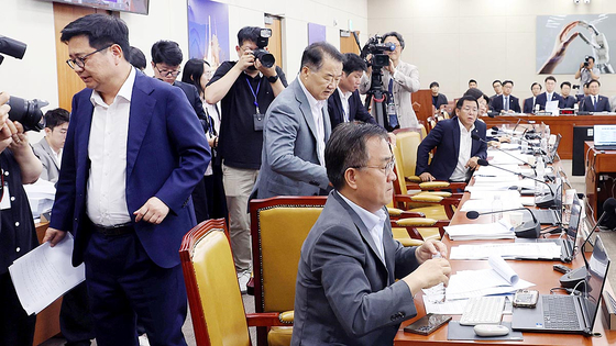  김장겸, 신성범 국민의힘 의원 등이 7일 오후 서울 여의도 국회에서 열린 과학기술정보방송통신위원회 전체회의에서 최민희 과방위원장의 방송 3법(방송법?방송문화진흥회법?한국교육방송공사법) 토론방식에 대해 강하게 항의하며 퇴장하고 있다. 뉴시스