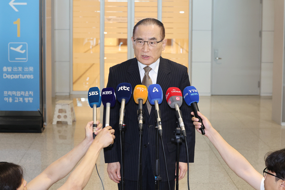 6일 위성락 국가안보실장이 관세 협상과 정상회담 등 현안 논의를 위해 인천국제공항을 통해 미국으로 출국하며 취재진 질문에 답하는 모습. [연합뉴스]