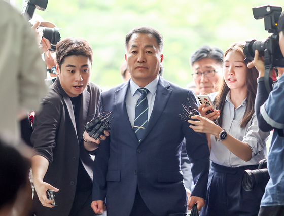 김계환 전 해병대사령관이 채상병 사건 수사방해 의혹과 관련 조사를 받기 위해 7일 서울 서초구 순직해병 특검 사무실로 향하고 있다. 연합뉴스