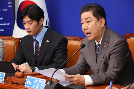 민주당 김병기 당대표 직무대행 겸 원내대표가 7일 열린 최고위원회의에서 발언하고 있다. 연합뉴스
