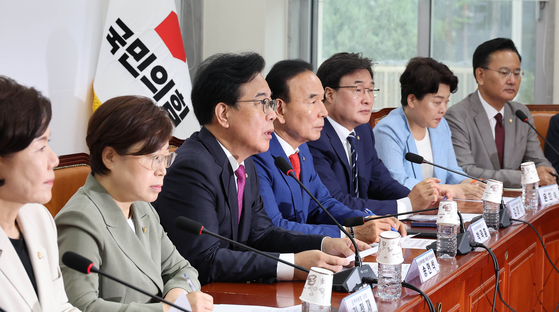 송언석 국민의힘 비상대책위원장 겸 원내대표(왼쪽 셋째)가 7일 국회에서 비상대책회의에서 모두발언하고 있다. 임현동 기자
