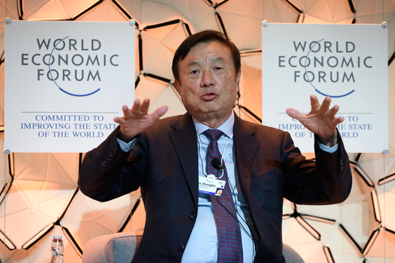런정페이 화웨이 회장이 2020년 1월 21일 다보스에서 열린 세계경제포럼(WEF) 연차회의에 참석해 발언하고 있다. AFP=연합뉴스  