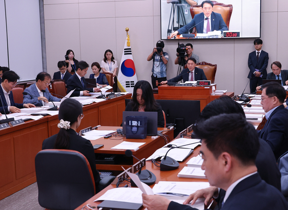 7일 서울 여의도 국회에서 열린 통일부장관 정동영, 외교부 장관 조현 인사청문 요청안 등을 심의하는 외교통일위원회 전체회의에서 국민의힘 소속 김석기 위원장이 의사봉을 두드리고 있다. 연합뉴스