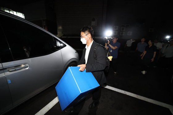 윤석열 전 대통령 배우자인 김건희 여사 의혹을 수사하는 민중기 특별검사팀이 지난 3일 오후 서울 종로구 삼부토건 본사에서 압수수색을 마친 후 압수품이 담긴 박스를 들고 사무실을 나서고 있다. 뉴스1