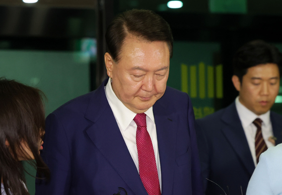 윤석열 전 대통령이 지난 5일 오후 서울 서초구 서울고등검찰청에 마련된 내란특검 사무실에서 2차 대면 조사를 마친 뒤 귀가하고 있다. 뉴시스